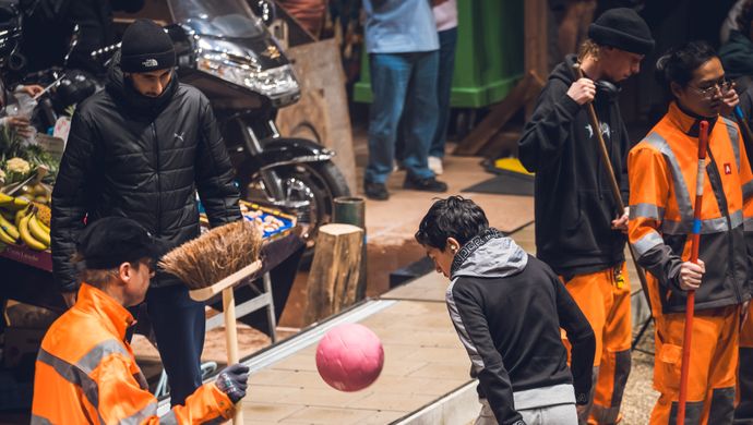 Symphony for one hundred citizens and a traffic light