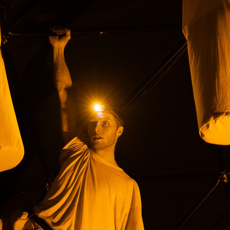scènefoto uit voorstelling Symbiosis met Luuk Brantjes