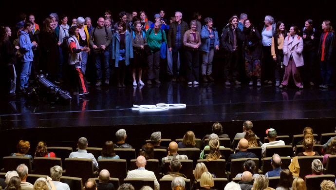 publiek op podium Schouwburg Warande bij 'Nomadics'