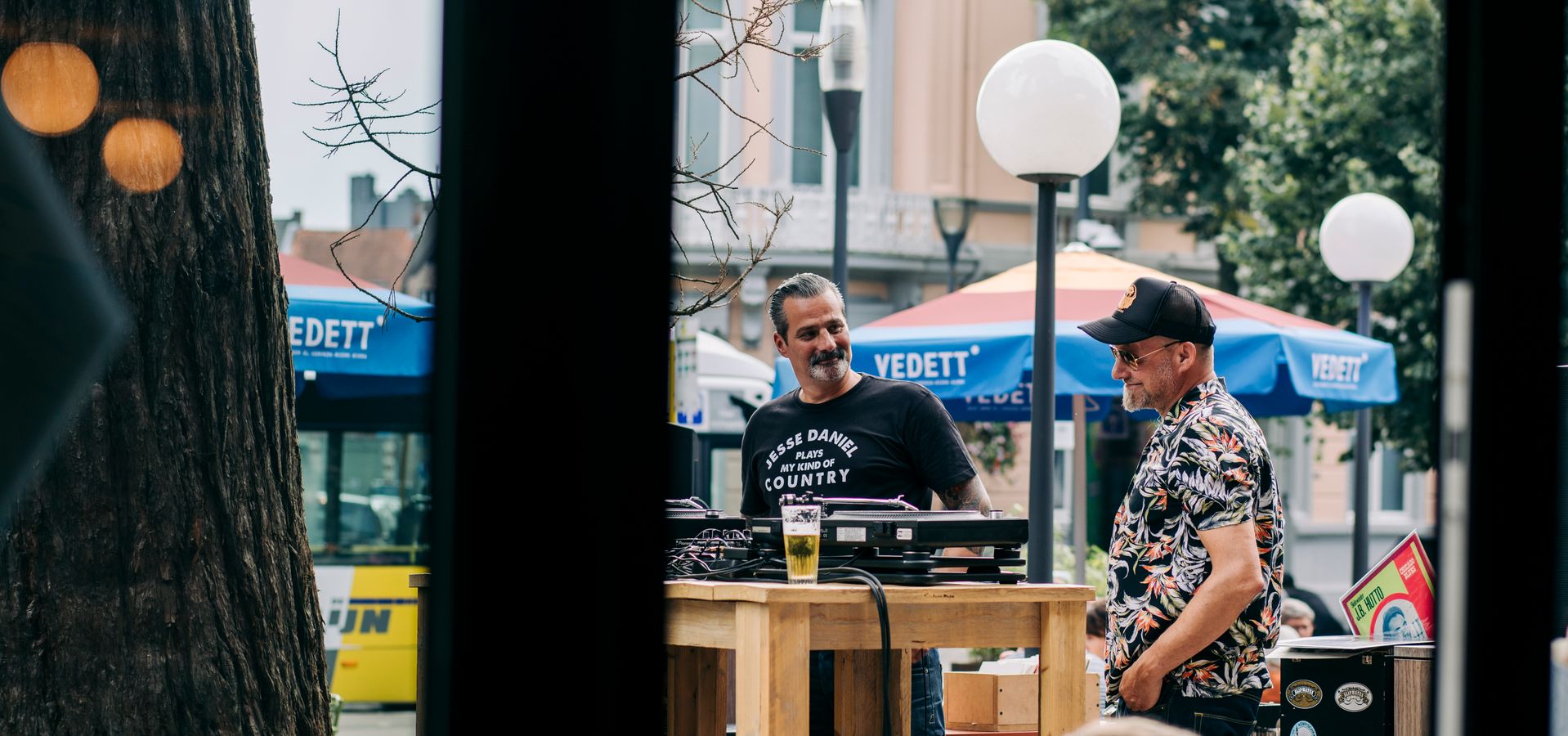 dj op terras Barzoen - Plein de Cirque 2021