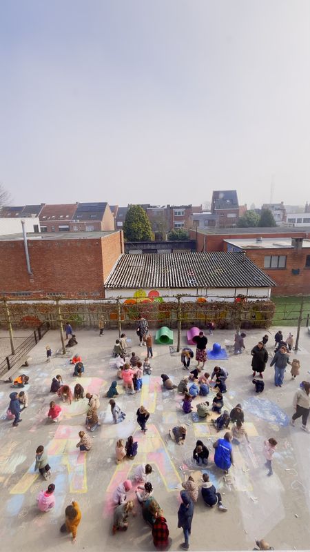 Overview speelplaats Basisschool Heilig Graf met stoepkrijttekeningen