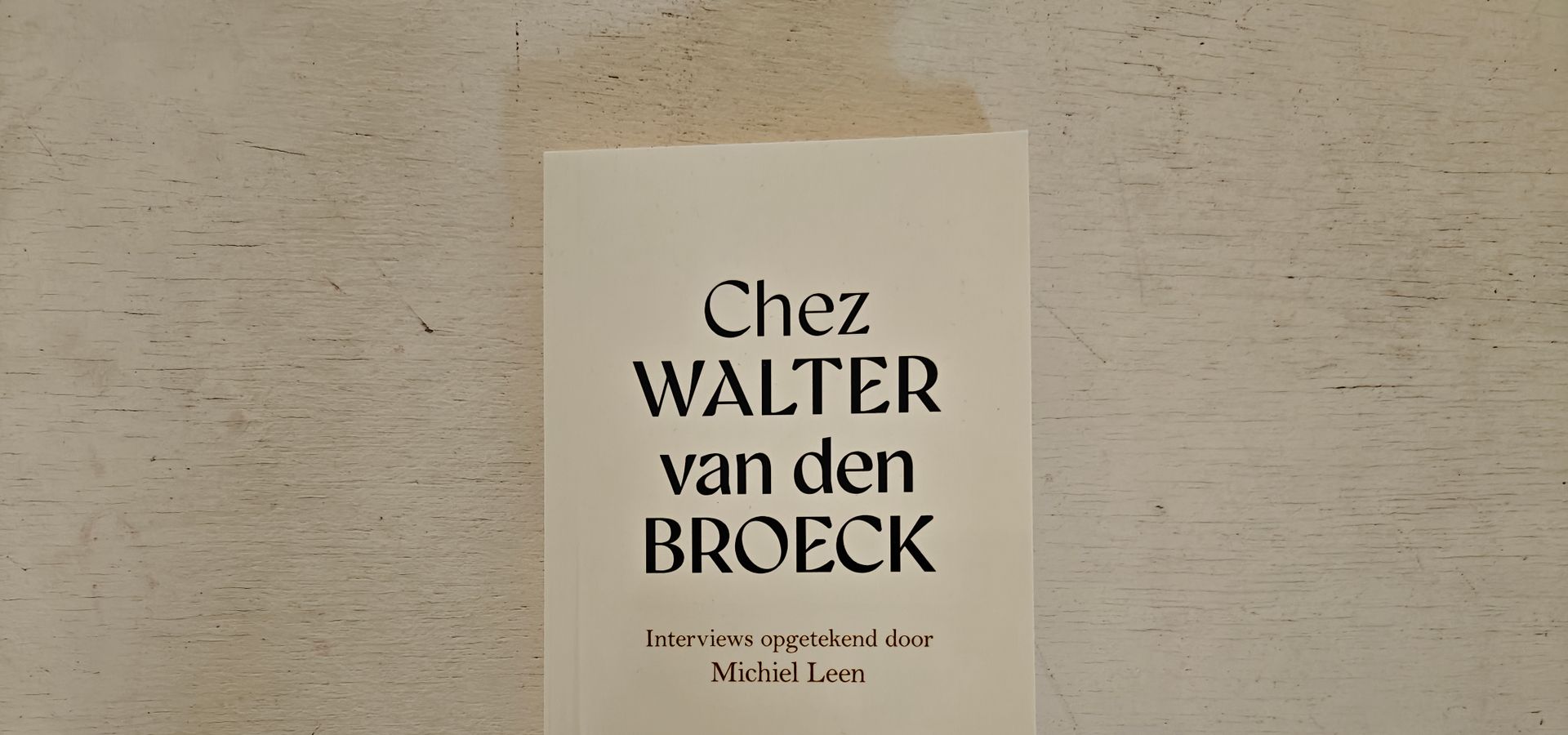 boekcover 'Chez Walter van den Broeck' van Michiel Leen