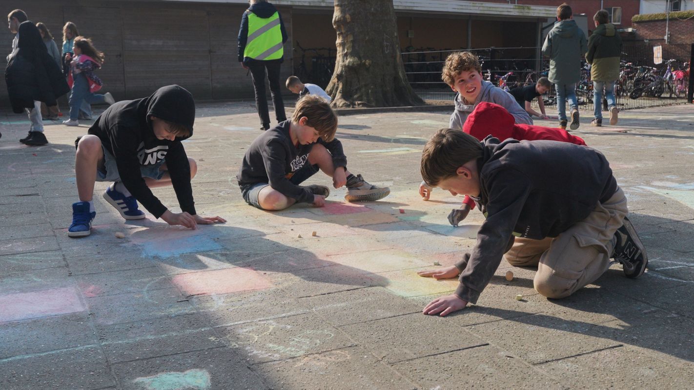 Kinderen van basisschool Heilig Graf in Turnhout maken stoepkrijttekeningen