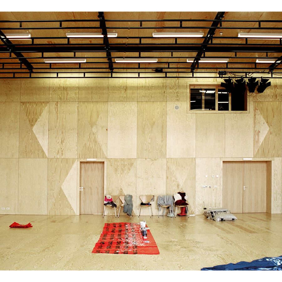 Spullen van een artiest in de Houten zaal in de Warande
