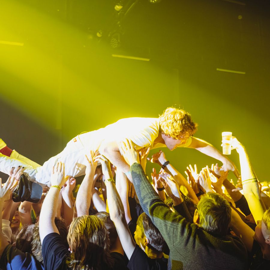 Thibault van Equal Idiots aan het crowdsurfen in KUUB