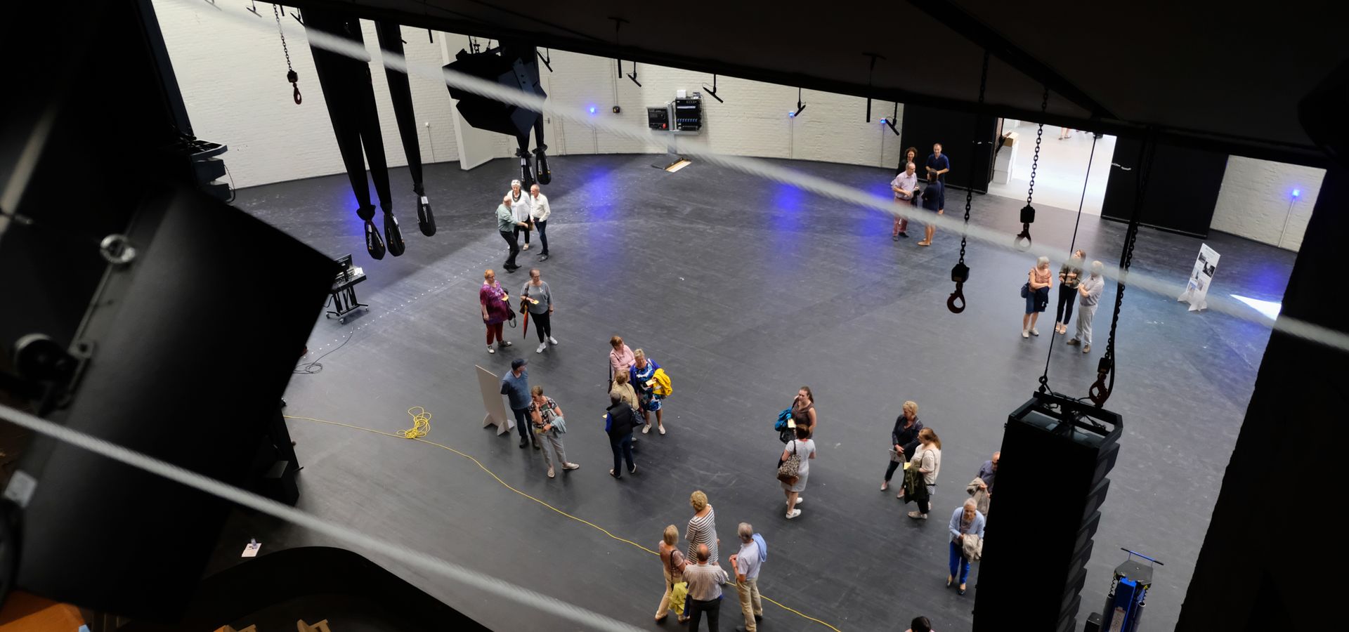 Rondleiding op podium van de Schouwburg in de Warande