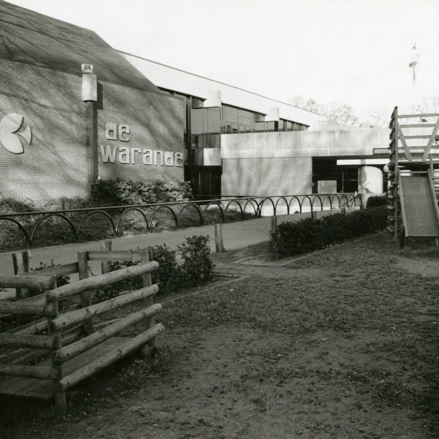 een oude foto van de Warande met een speeltuin ervoor