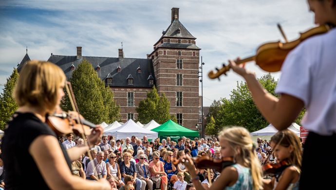 SAMWD op podium Cultuurmarkt
