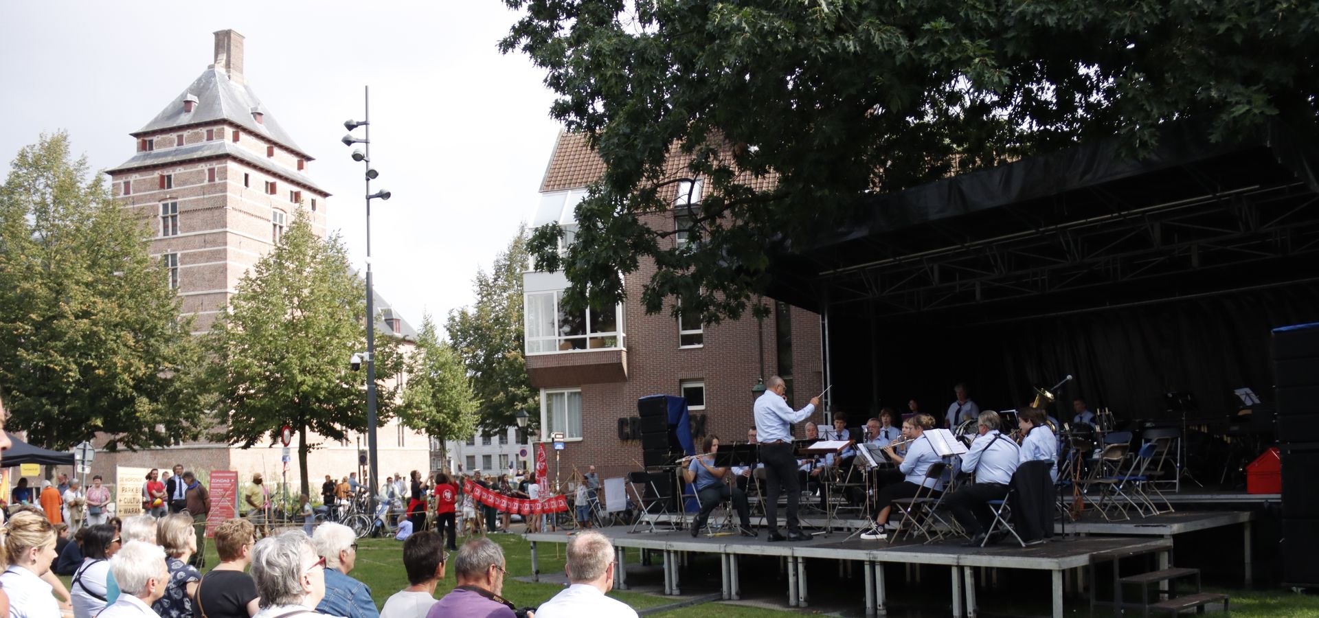 Cultuurmarkt: optreden de Xaverianen op podiumwagen