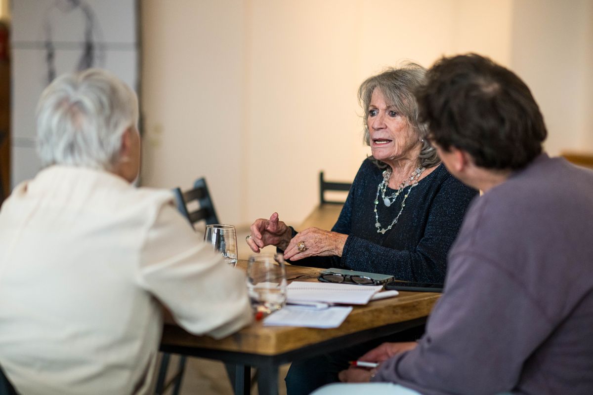 Chris Lomme en Danni Heylen in gesprek met interviewer Matthias