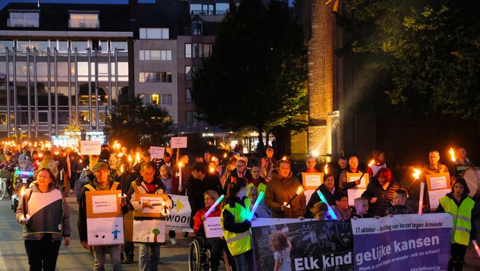 foto fakkeltocht: Werelddag van verzet tegen armoede