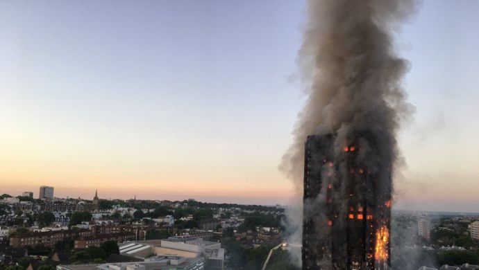 brandend appartementsgebouw Grenfell Tower