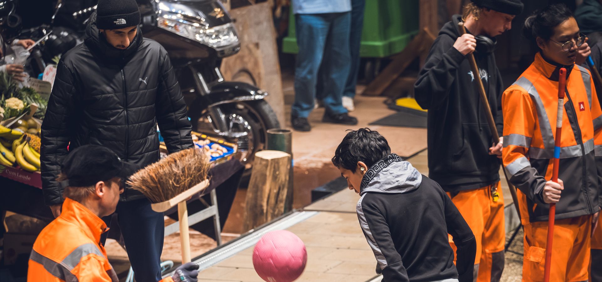 Symphony for one hundred citizens and a traffic light