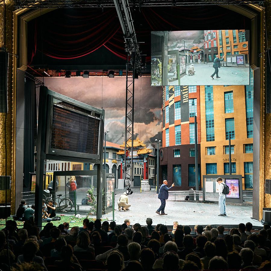 Symphony for a hundred citizens and a traffic light