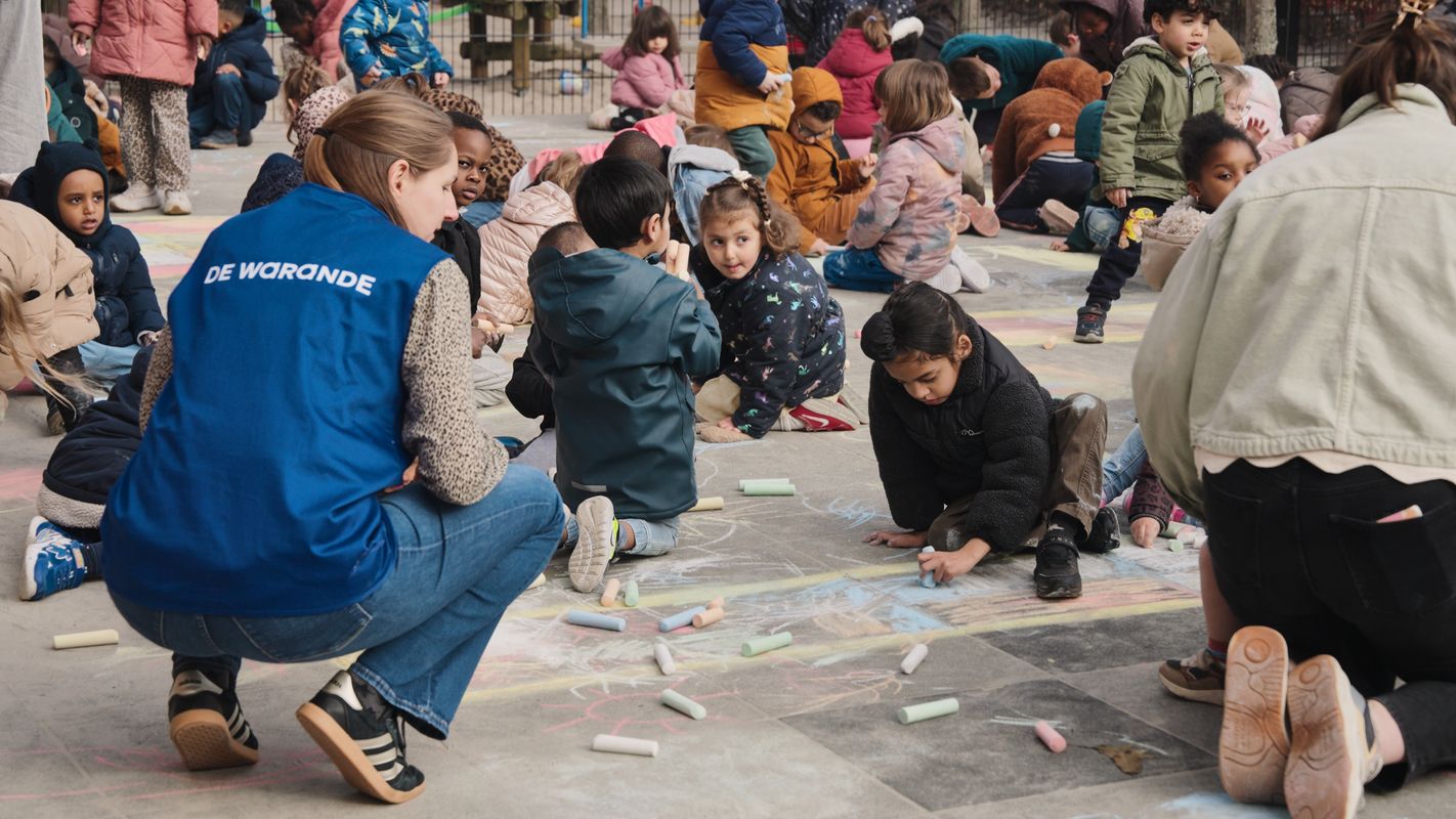 Kinderen van basisschool Heilig Graf in Turnhout maken stoepkrijttekeningen
