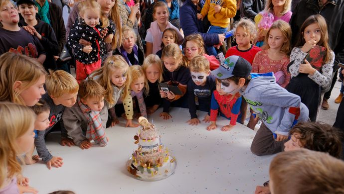50 uur de Warande: aankomst van de taart