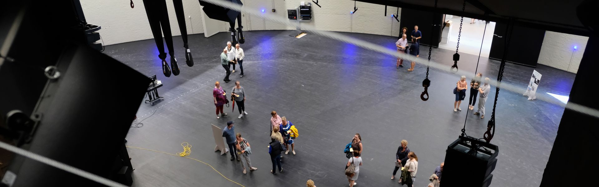 rondleiding op het podium van de Schouwburg