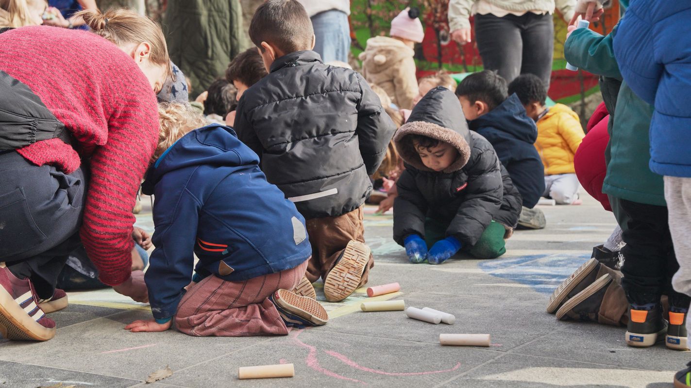 Kinderen van basisschool Heilig Graf in Turnhout maken stoepkrijttekeningen